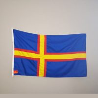 Hälsinglands landskapsflagga mot grå bakgrund