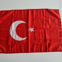 Turkiets flagga mot vit bakgrund